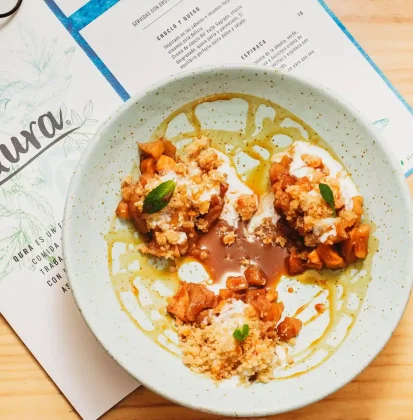 Plato de comida asiática con la carta al lado.