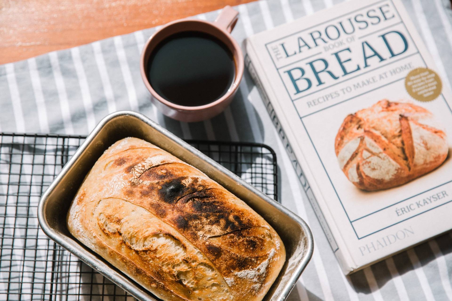 Foto gastronomía, muestra un pastel y un café.