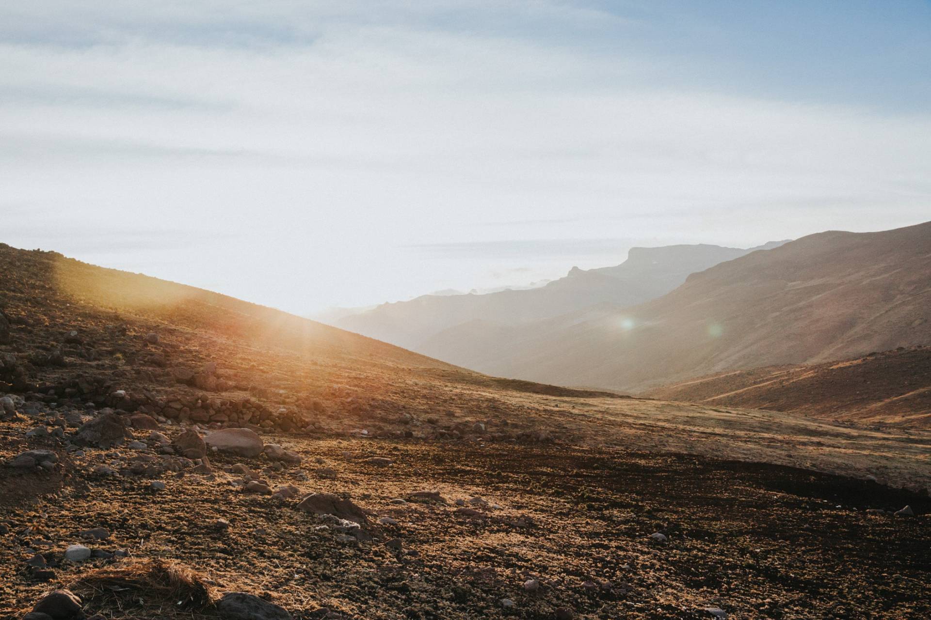 Esta fotografía es paisajista. Muestra montañas al amanecer.